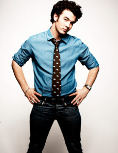 jonas-brothers-kevin-005-dk0609-85038242.jpg